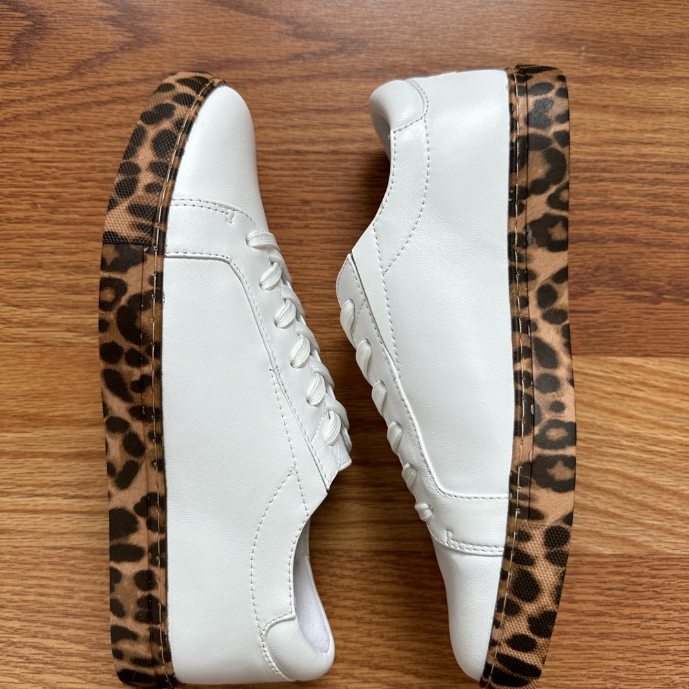 New Kenneth Cole women’s leopard shirt size 9